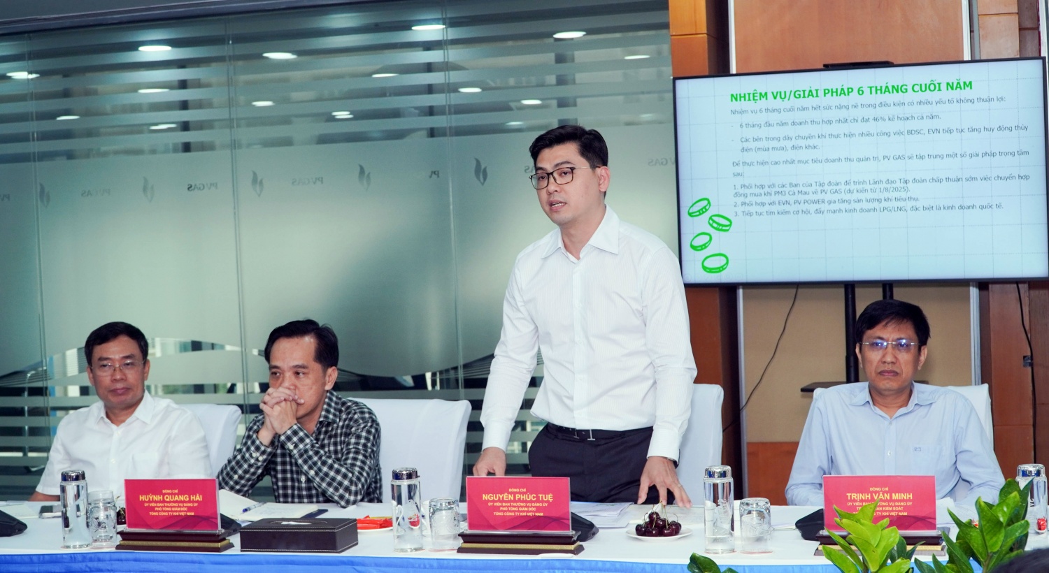 Phó Tổng Giám đốc PV GAS Nguyễn Phúc Tuệ báo cáo, thảo luận tại buổi làm việc